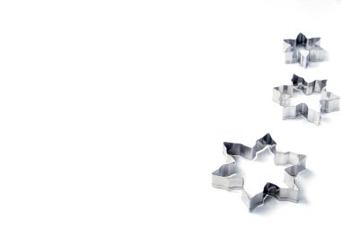 Kar tanesi şeklinde bir kurabiye kesicisi. Noel tatlısı formları.