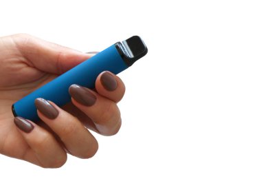 Beyaza izole edilmiş bir kadın elinde tek kullanımlık mavi elektronik sigara. Modern sigara, buhar ve nikotin kavramı. Mavi elf barı. Yaban mersini aromalı bir gözleme. Yüksek kalite fotoğraf