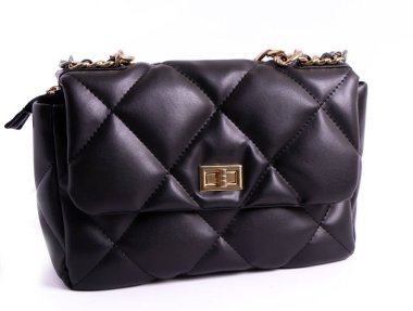 Siyahlı, yorgan kaplı deri çanta. Kadınların modaya uygun debriyaj beyaz arka planda izole edilir. Saplı el çantası. Moda trendleri 2025. Yüksek kalite fotoğraf