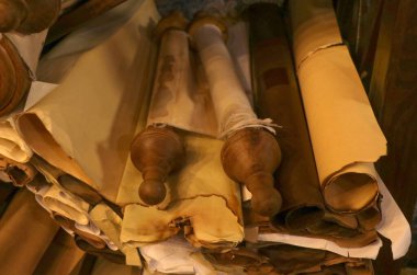 Eski veri kaynağı, eski el yazmalarının birleştirilmemiş kalın tomarlarını topladı. Eski kağıt parşömenler. Zarar görmüş, eski, yanmış rulo kağıtlar. Yüksek kalite fotoğraf