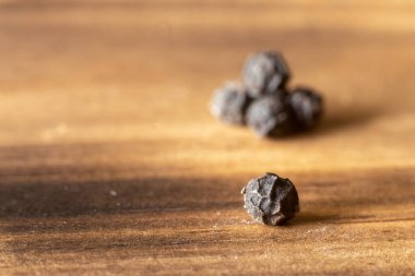 Arkasında bir demet karabiber gömülü tek bir karabiber odak noktası.