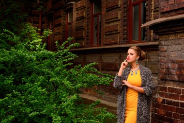 Yürüyüşe çıkmış bir kız