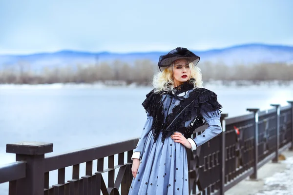 Yürüyüşe çıkmış bir kız