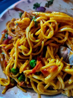 Yeşil bezelyeli erişte baharatlı masala.