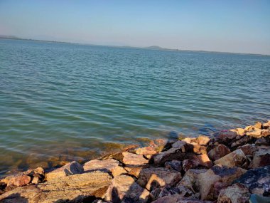 Orman dağları arasında Manali 'den Beas nehrinin güzel bir manzarası.