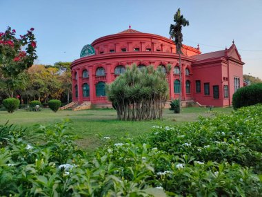 Devlet Merkez Kütüphanesi. Yüzyılı aşkın süredir, eyalet merkez kütüphanesi hala şehrin bibliyofilleri için ikonik bir yer. Kütüphane, parklar ve simgeler için harika bir yer.