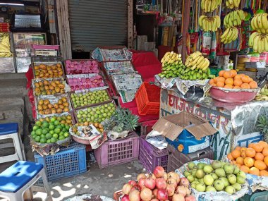 Meyve dolu taze meyve standı! Muz, üzüm, elma, erik, şeftali ve daha fazlası! Doğadan ne büyük bir lütuf! İyi yemek ve sana iyi gelir.!