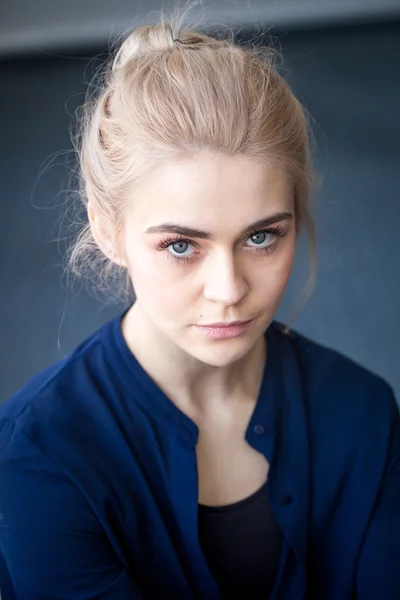 Portret van jonge mooie blonde vrouw — Stockfoto