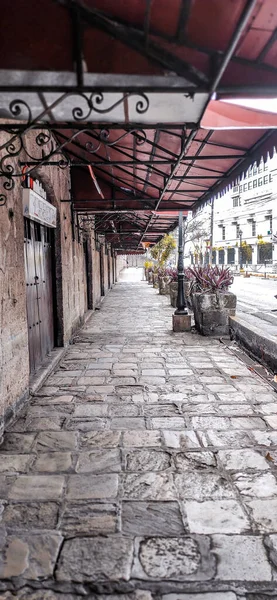 Intramuros koridoru ihtişamını gösteriyor..