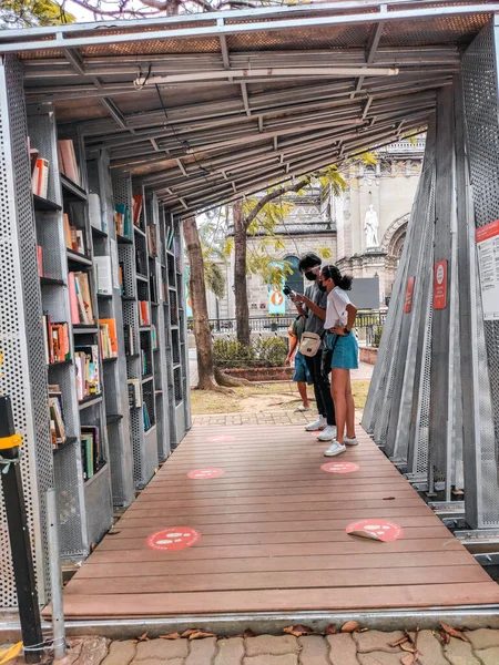 Intramuros 'ta açık bir günde okumak için bazı kitaplara ihtiyacı olanlar için bir Açık Kütüphane.