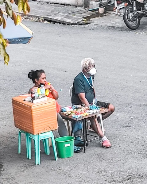 Bu acımasız hayatta içki ve şeker satarak geçiniyorum..