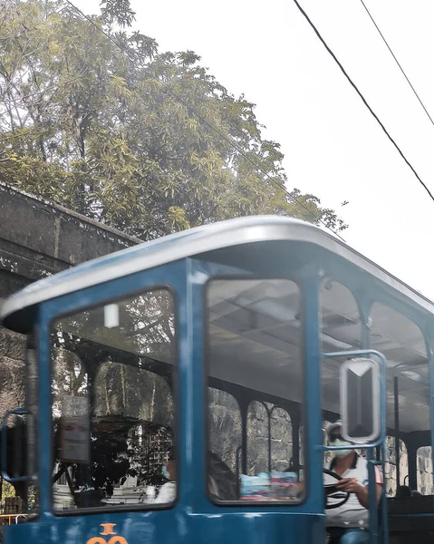 Manila Intramuros 'u keşfetmek isteyen turistler için tren yolculuğu.