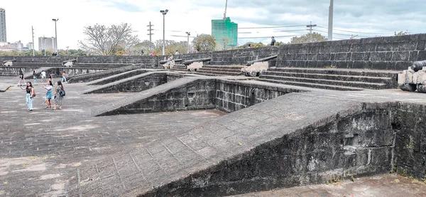 Geçmişteki savaşlarda yaşadığı zorlukları gösteren harika bir bölüm.