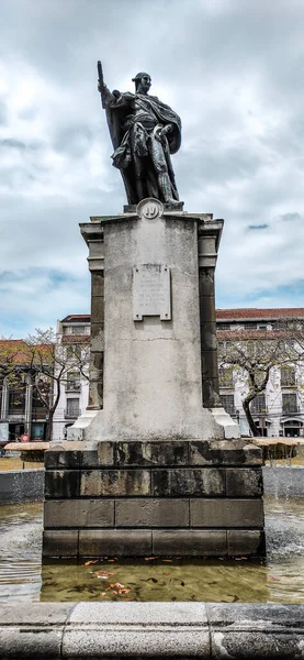 Geçmişte cesaret gösteren insanların kahraman heykeli..