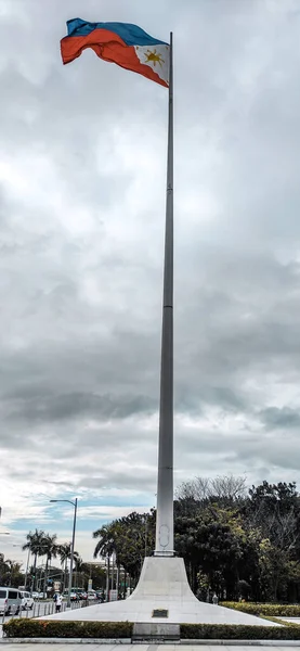 Filipinler bayrağı sembolünü Rizal Park 'ta gösteriyor