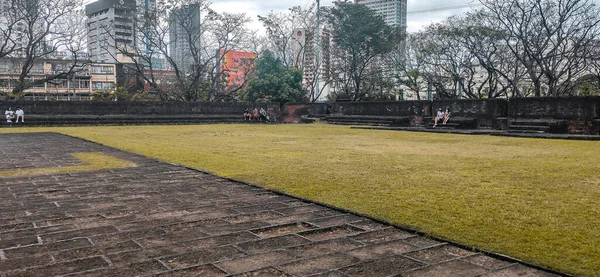 Fort Santiago 'daki yeşil çimenler bir savaş kalesinin içindeki güzelliğini gösteriyor..