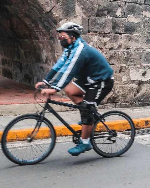 Rastgele bir adam sabah rutinini yapıyor..