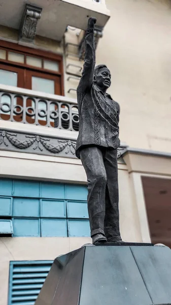 Geçmişte özgürlük için savaşmayı sembolize eden savaş heykeli..