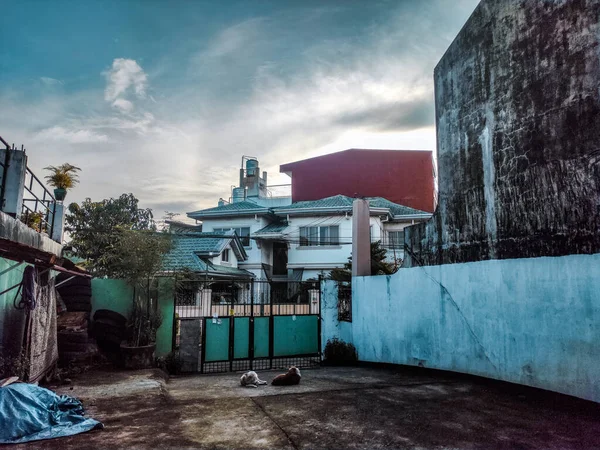 Güneşin doğduğu sabah 6: 02 'de normal bir ev çekimi..