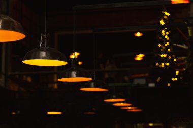 Çağdaş ışıklar karanlık oda aydınlatmak