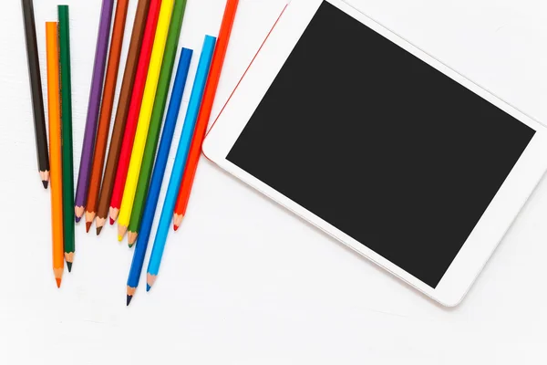 Цветные карандаши на деревянном столе. Пустой блокнот и планшет — стоковое фото