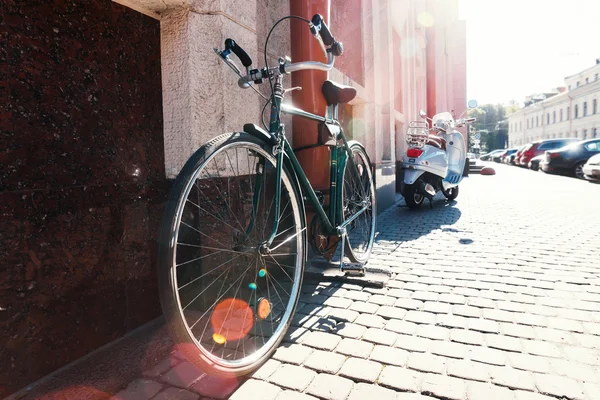 Retro vintage rower w mieście — Zdjęcie stockowe