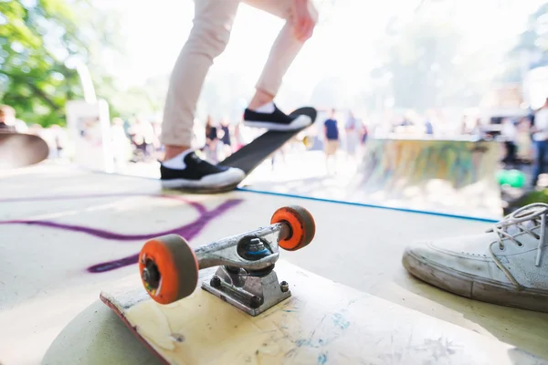 Patineta en blanco en la rampa —  Fotos de Stock