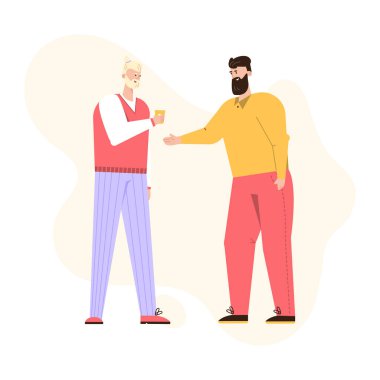 İki adam konuşuyor, kahve içiyor ve gülümsüyor.