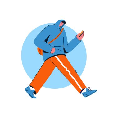 Genç adam caddede yürüyor ve akıllı telefon ekranına bakıyor.