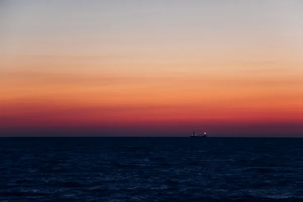 Pôr do sol da noite sobre o mar — Fotografia de Stock