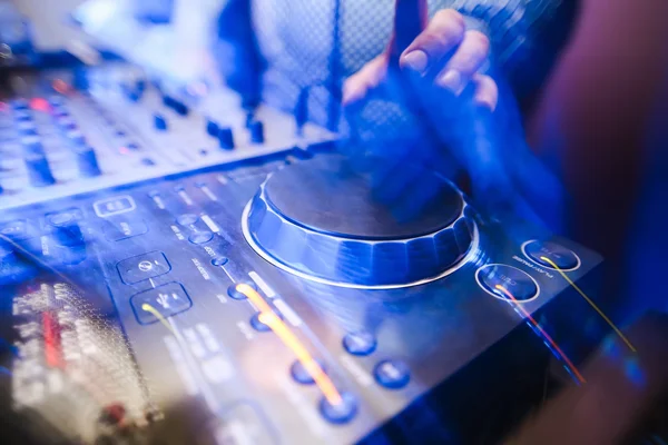 Kulüp Dj vinil pikap müzik karıştırma oynamak