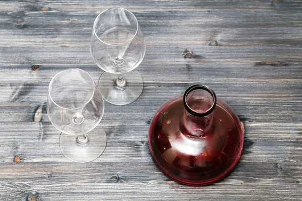 Vin karaff och tomma glas — Stockfoto