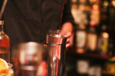 Barmen karıştırın alkol