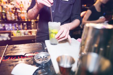 Barmen karıştırın alkol