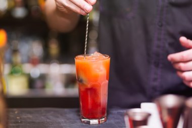 Barmen karıştırın alkol