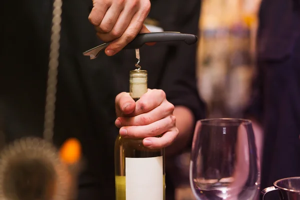 Openen van een fles wijn met corkscrew — Stockfoto