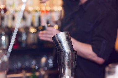 Barmen karıştırın alkol