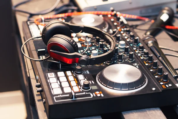DJ ekipmanları, kulaklık, mikrofon, vinil — Stok fotoğraf