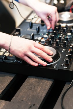 Dj Güverte eller