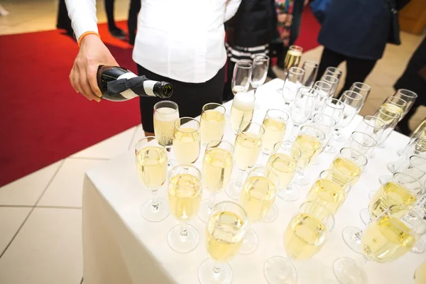 Despeja champanhe em copos. Grande feriado feliz — Fotografia de Stock
