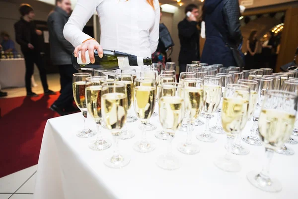 Häller champagne i glasen. Stor lycklig semester — Stockfoto