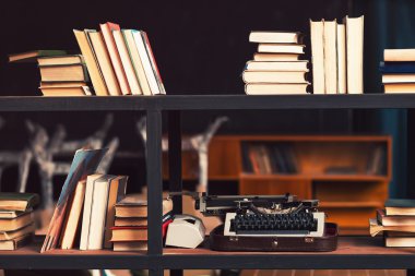 Kitap ve daktiloda ahşap raflar