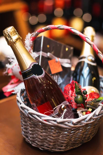 Botella de vino en cesta — Foto de Stock