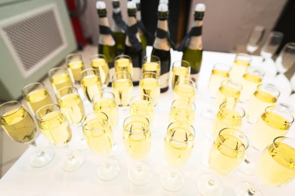 Bardak şampanya bir kutlama için — Stok fotoğraf