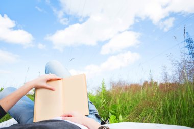 Kız okuma kitabı. Güneşli sabah.