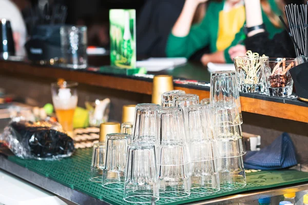 Grupo de vasos vacíos sobre la mesa — Foto de Stock