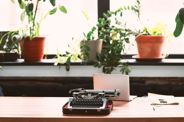 Antigua máquina de escribir retro en escritorio de madera —  Fotos de Stock