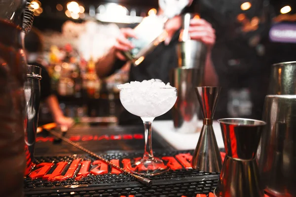 Bartender preparing a cocktail. Glass with ice on the bar — Stock Photo, Image