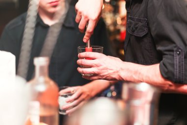 Barmen bir kokteyl hazırlama. Hazırlık süreci
