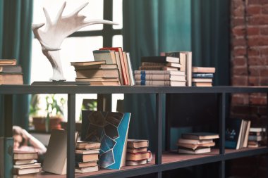 İç ahşap raflar üzerine kitaplar